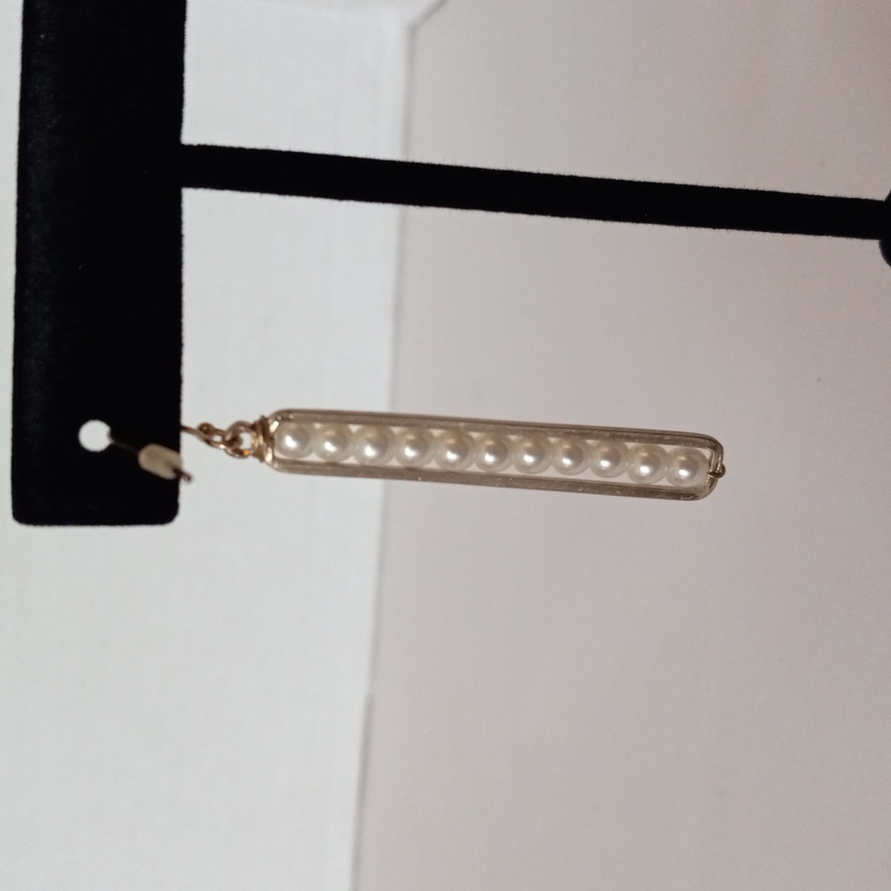 Pearl bar drop gold tone earrings - Picture 4 of 5